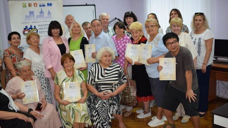 33 слухачі отримали сертифікати про закінчення безплатного освітнього курсу «Українська мова та місцеві традиції» у Луцькій громаді, вересень 2025 року. Фото: Тетяна ГНАТІВ.