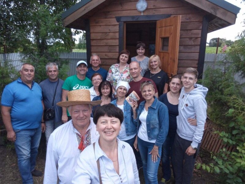 Сьогодні у господарстві до 60 вуликів, яким лад дають всі гуртом: і дружина Марія Олександрівна, і доньки, і зяті, і маленькі внуки.