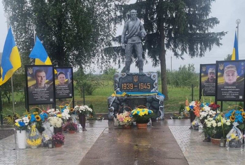 На Алеї пам’яті встановлені банери зі світлинами односельчан, котрі загинули в російсько-українській війні.