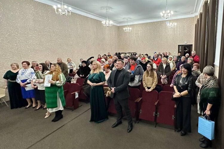 Публіка захопливо слухає Волинського соловейка. Фото з фейсбук-сторінки Бориса КАРПУСА.