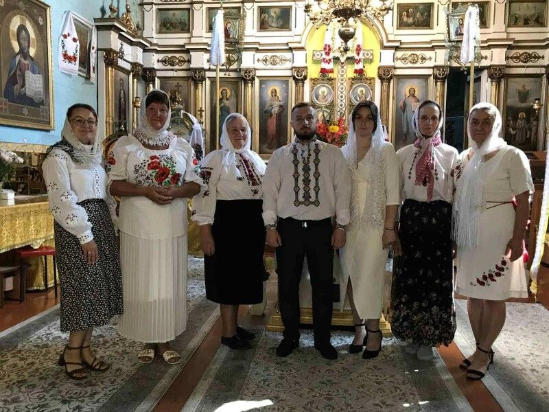 Хористи Свято-Покровського храму села Залізниця та настоятель церкви отець Михайло Федорчук одними з перших бажали іменинниці – регентці хору Ніні Поліщук многоліття у мирній Україні.
