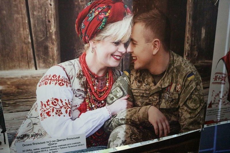 Фото Оксани Ягельської з Одеси та її сина Дмитра, пораненого 22 травня 2014 року поблизу Рубіжного Луганської області