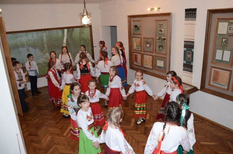 На завершення заходу фольклорний гурт «Зоряниця» Луцької музичної школи імені Фридерика Шопена співами і танцями закликали весну.