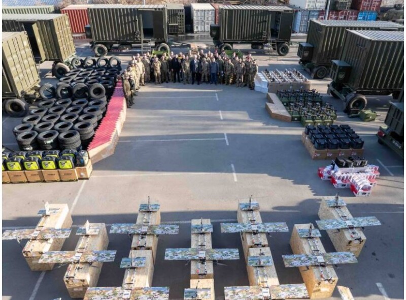 Подарунок у День добровольця від команди Петра Порошенка на фронт був дуже щедрий.