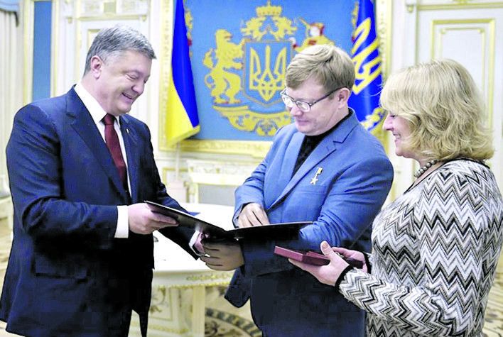 У січні 2016 року Президент Порошенко присвоїв Володимиру звання Героя України.