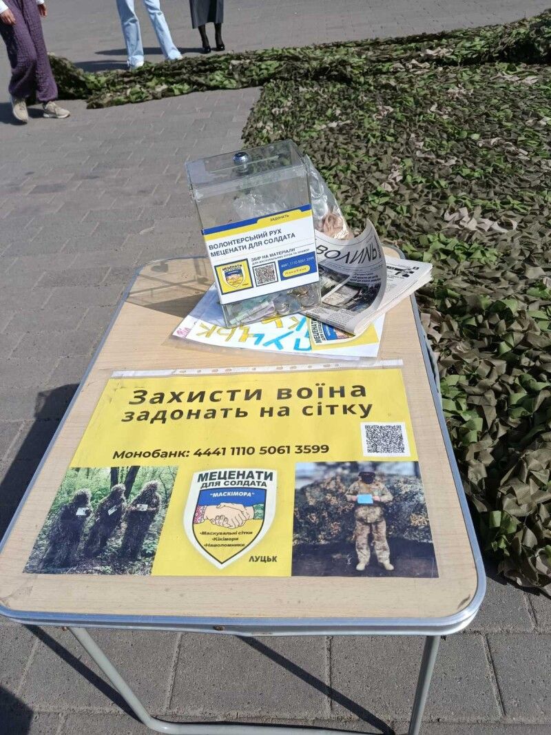 Щиро вдячні волонтери за донати і дорослим, і дітям, які якусь копійчину вкидають у скриньку для ЗСУ.