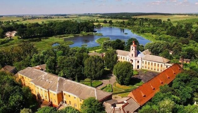 Оли́цький за́мок — замок в селі Олиці, у Луцькому районі Волинської області, що впродовж століть належав родині Радзивілів. Перший на території сучасної України прямокутних замків бастіонного типу. Фото: ukrinform.ua.