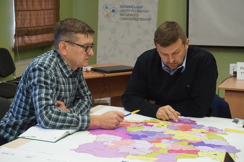 Директор Волинського ЦРМС Анатолій Пархом'юк (зліва) та заступник голови Волинської ОДА Сергій Кошарук.