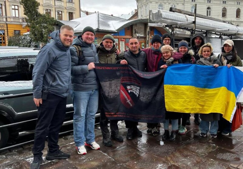 Данська волонтерка Майкен Ларсен (друга праворуч) у Львові передала автомобіль бійцеві «Ангел» та його побратимам із 34-ої окремої бригади берегової охорони.