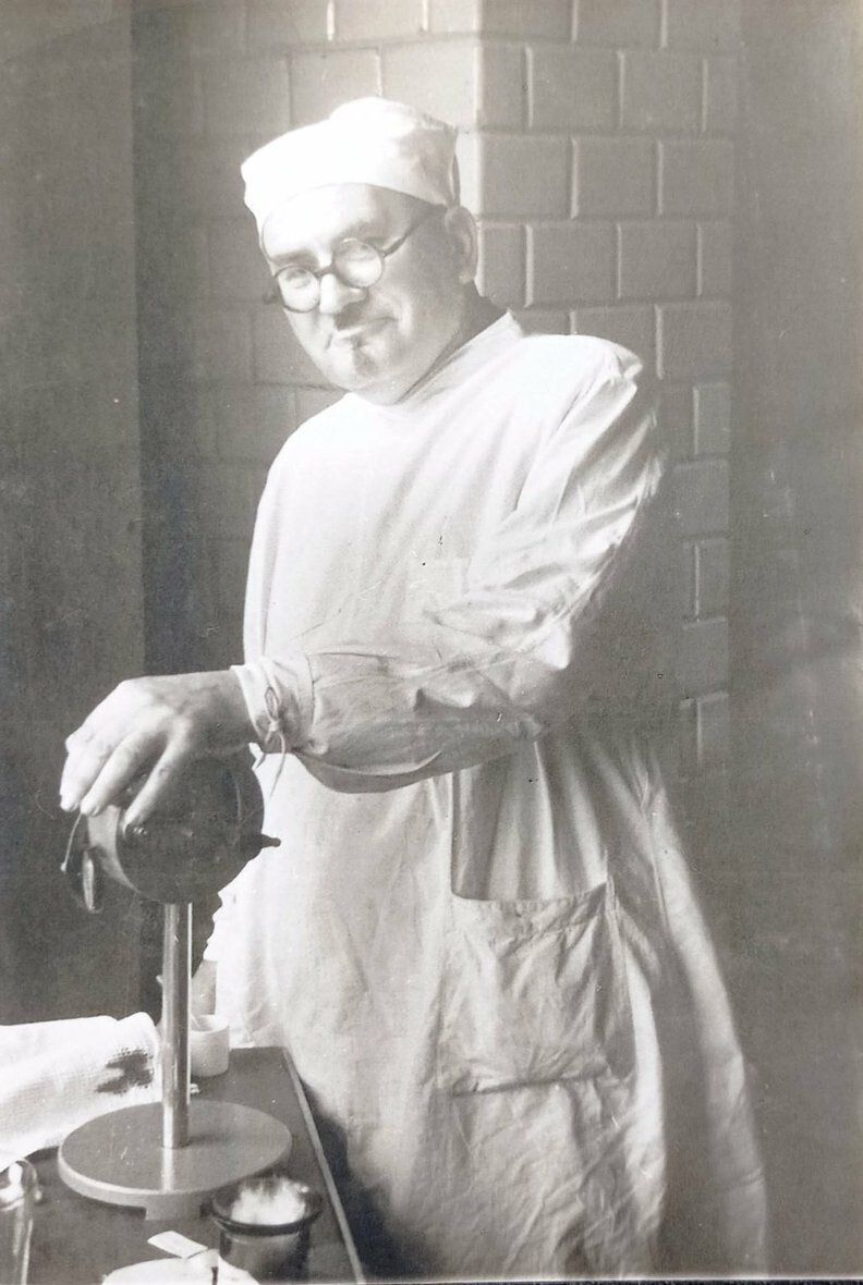 Завідувач аптеки № 12 Омелян Клінгер. 