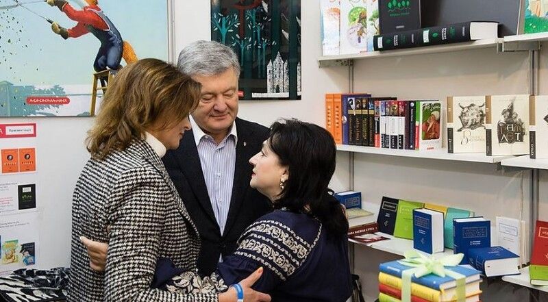 Подружжя Порошенків придбало останній роман Марії Матіос «Букова земля».