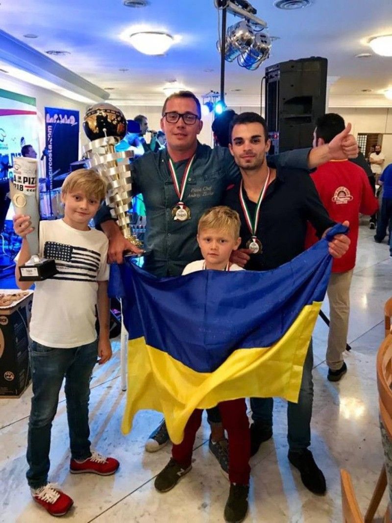 Наш земляк нині - власник піцерії Mastro Pizza, яка дуже популярна в Римі.
