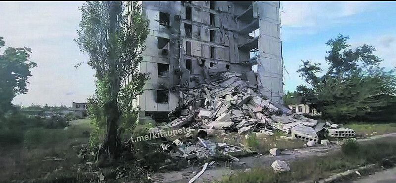 Таких розбитих будинків у Сєвєродонецьку багато (деякі вже й позносили) – їх мешканцям нема куди повертатися.