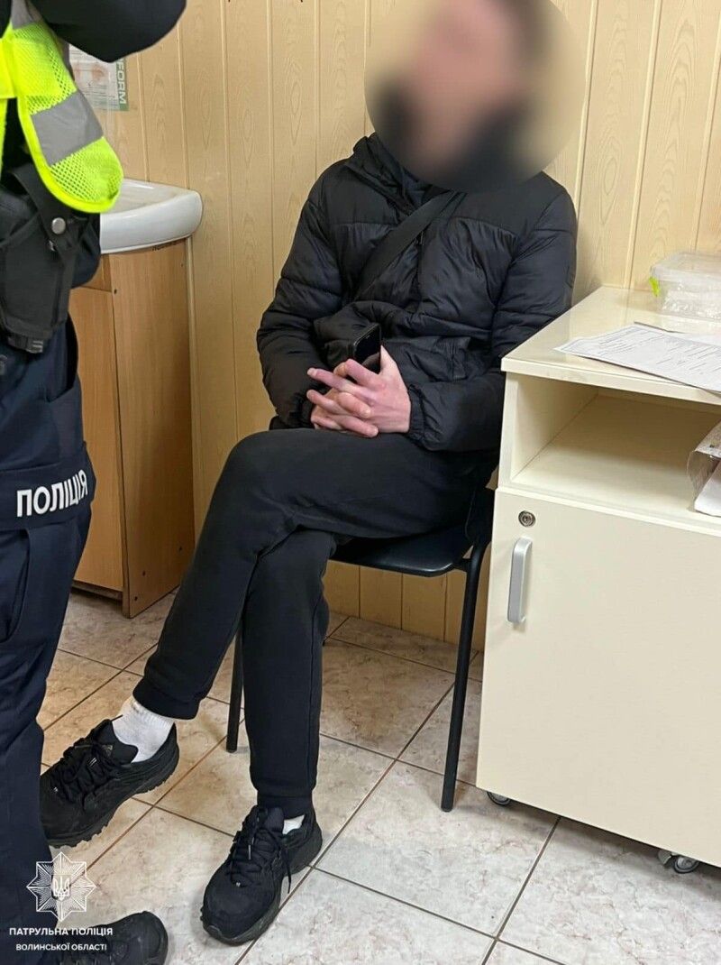 Під час спілкування з водієм інспектори виявили в нього ознаки наркотичного сп’яніння. Фото: Патрульна полція Волині.