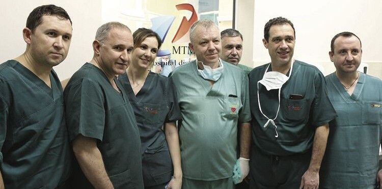 Команда трансплантологів на чолі зі знаменитим Борисом Тодуровим (другий зліва)  після завершення операції.