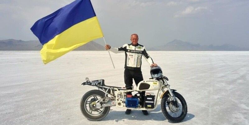 Сергій Малик і його рекордний мотоцикл перед заїздами в Бонневілі. Фото із сайту focus.ua.