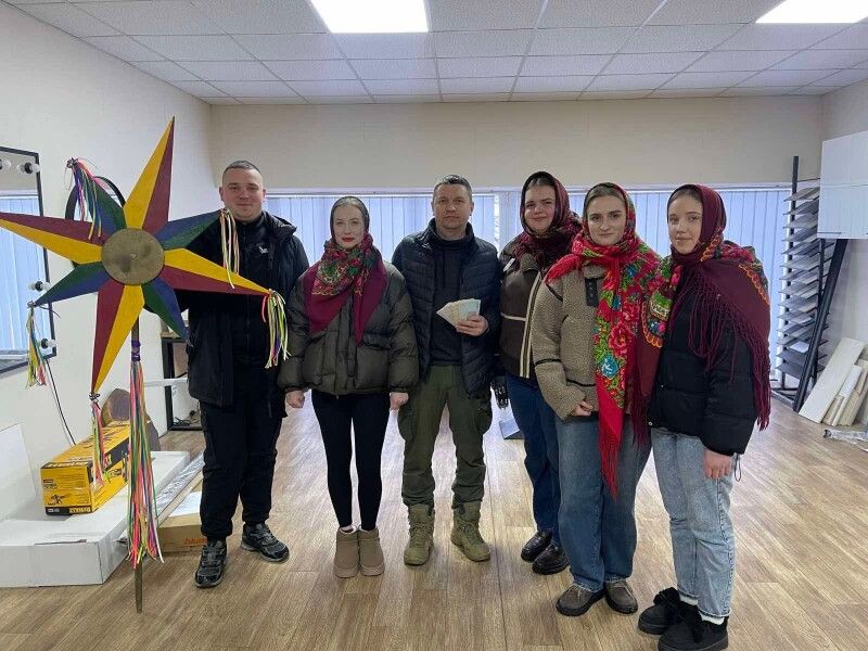 «Молодь села Хорлупи своєю колядою назбирали кошти та передали їх на підтримку ЗСУ», – не приховує вдячності Андрій Хазанюк.