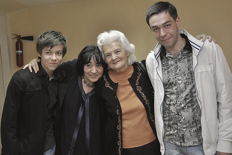 Піаністка із синами та своєю наставницею Марією Крих.