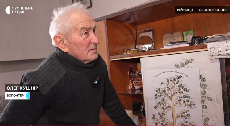Олег Кушнір показує генеологічне дерево своєї родини, де серед близьких родичів є чимало воїнів, серед них, на жаль, – вже і загиблі... Фотоскрін: «Суспільне Луцьк».