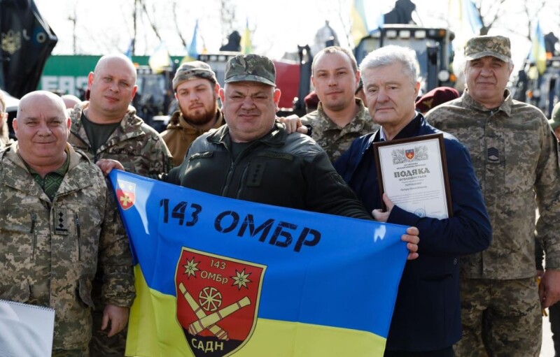 «Є перша сотня!» Команда Петра Порошенка передала Силам оборони сто копачів на загальну суму 312 мільйонів гривень. 