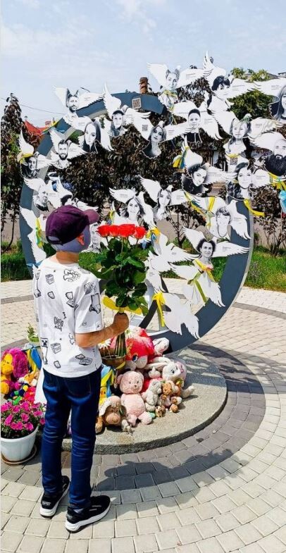 Ромчик купив мамі квіти і поклав їх біля пам'ятника загиблим…