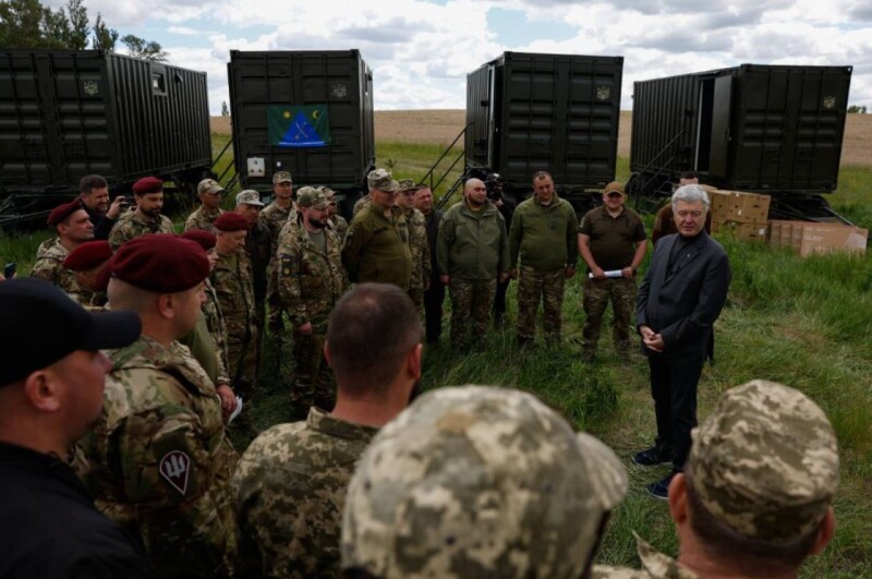 Мати селфі із п’ятим президентом – за честь! Адже лише прально-душових комплексів команда Петра Порошенка разом  зі «Справою Громад» передали на фронт понад три сотні на 300 мільйонів гривень.