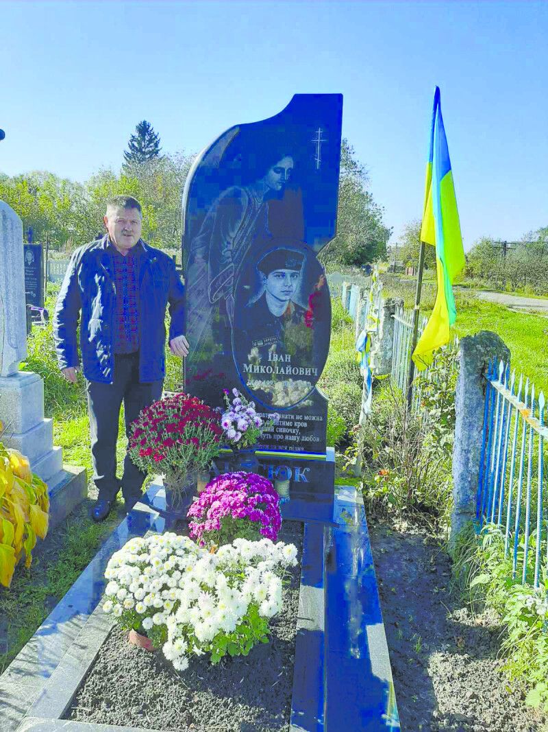 Микола Тарасюк приходить щоразу на могилу сина, як на зустріч зі своїм Іванком, життя якого обірвалося на Майдані в 2014 році.