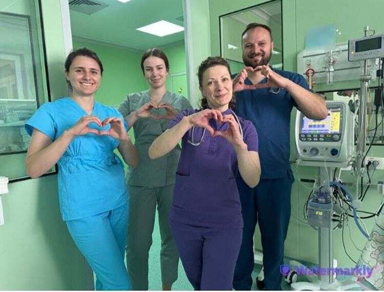 Серця любові для Люсії від її рятівників із Волинського обласного перинатального центру.