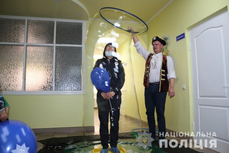 Влаштоване аніматором дійство припало до душі не лише дітлахам, а й дорослим та поліцейським.