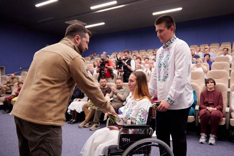До Дня медичних сестер, який відзначається  в Україні 12 травня,  Оксану Баландіну Президент нагородив орденом «За врятоване життя».