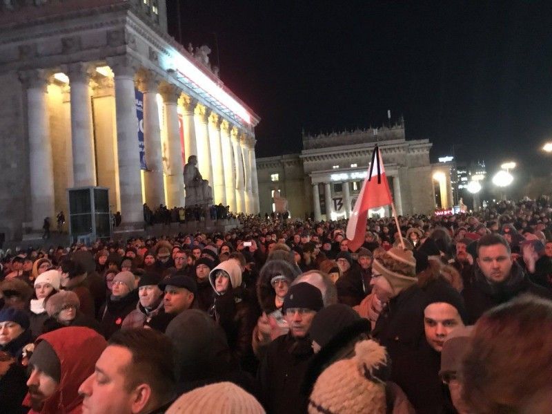 Тисячі людей заполонили вулиці польських міст. Фото RzeczPospolita.pl.