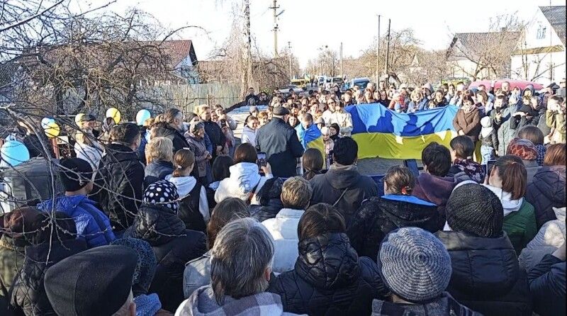Усім миром зустрічали повернення захисника на батьківщину. Фото: Колківська громада.