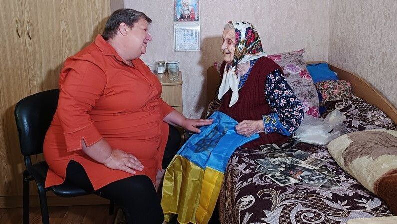 Санітарка Оксана Терлецька каже, що минулого року в День Незалежності України бабця Надія розклала стяг і ним накрилася.
