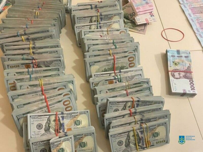 Ось такі гроші знайшли під час обшуку... Фото із сайту gp.gov.ua.
