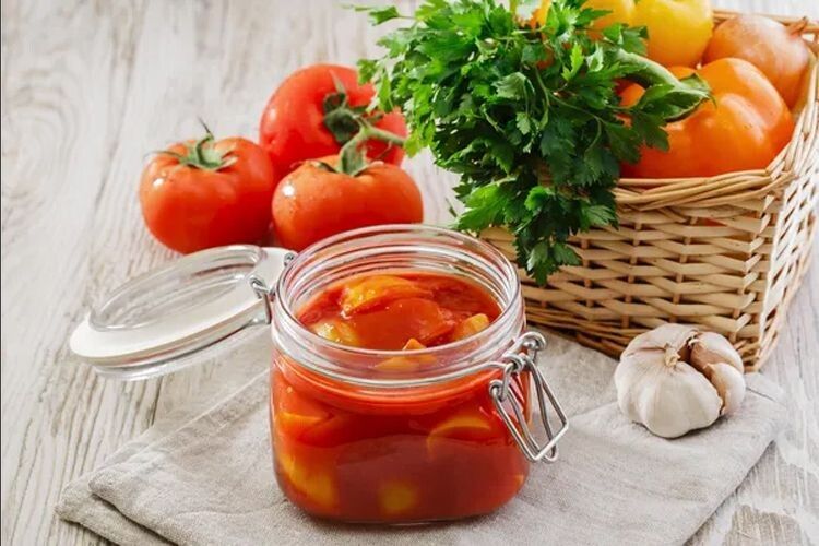 Зберігати в’ялені помідори можна за кімнатної температури,  але відкриту банку тримайте в холодильнику.