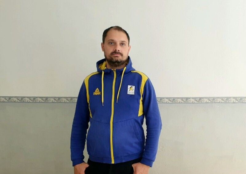 Пан Дмитро з Борисполя однаково дбає як про спортивну форму українських чемпіонів, так і про здоров’я берестечківських аграріїв.
