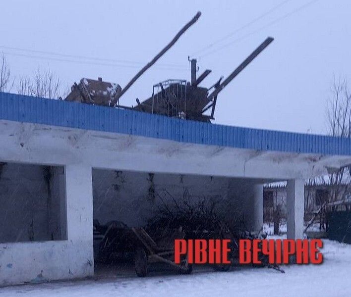 Вночі юнаки позатягували на дах зупинки вози та ворота.