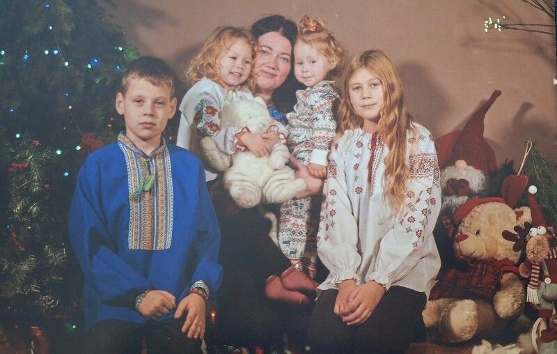 А це сім’я Печерських – уже без тата (на фото нема найстаршої доньки).