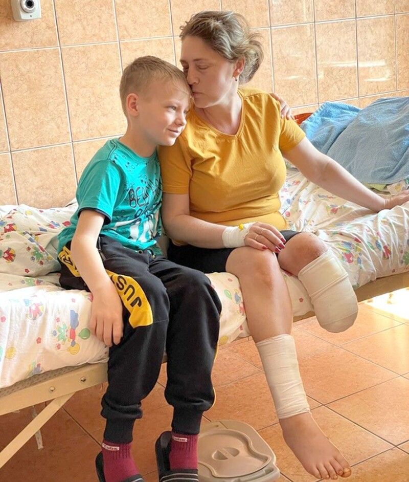 11-річний Ярослав доглядає у лікарні маму та сестру і навіть сам ходить у магазин в незнайомому місті.