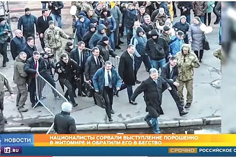 ... і виходить, що Порошенко втікає з мітингу.