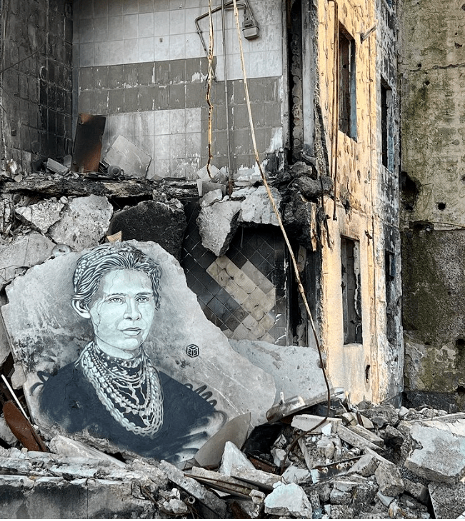 На стінах зруйнованих росіянами будинків у Бородянці зʼявився портрет Лесі Українки. 