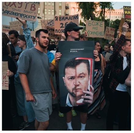 Нинішні протестні акції в Україні називають «Картонний майдан», оскільки більшість написів мітингуючих були зроблені на звичайних картонках. 