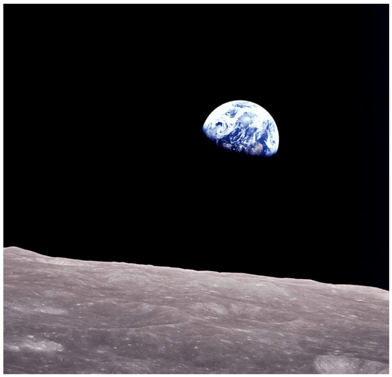 Цей культовий знімок, зроблений Вільямом Андерсом на борту «Аполлона-8», показує, як Земля визирає з-за місячної поверхні, коли перший космічний корабель з екіпажем обігнув Місяць. Фото – Вільям Андерс/NASA.