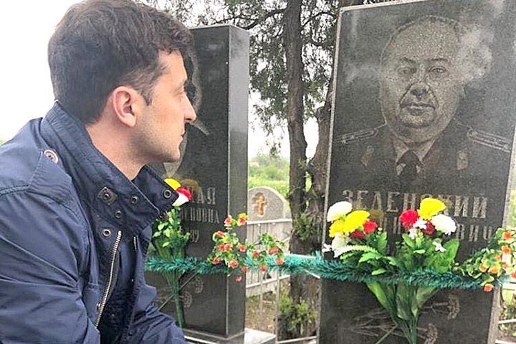 Володимир Зеленський на могилі діда Семена Зеленського 9 травня 2019 року.