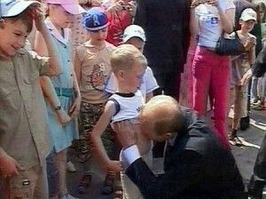 У 2006 році ЗМІ облетіло відео, на якому володимир путін цілує малого у живіт. «Дуже милий хлопчик», – просто пояснив свій вчинок кремлівський карлик.