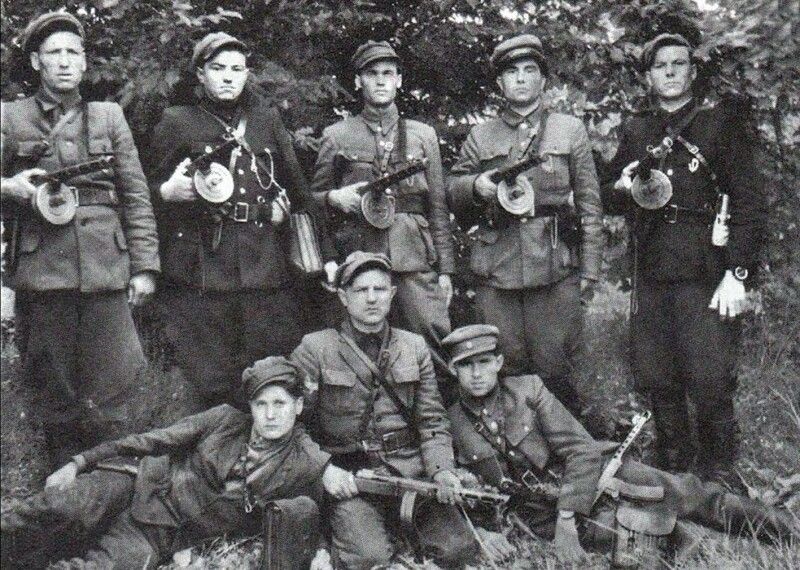 Повстанці із боївки Сергія Богдана «Бикова» (командир стоїть другий праворуч).
