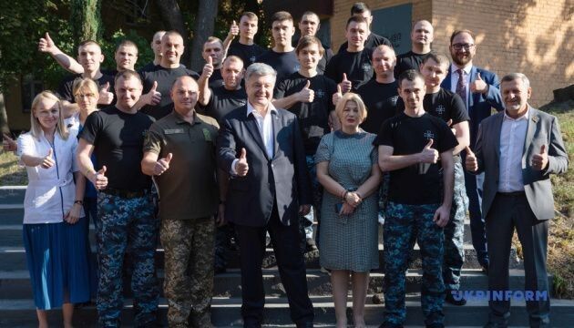 Петро Порошенко потиснув руку кожному моряку-герою.
