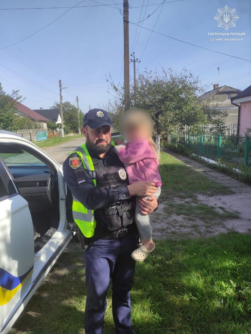 Патрульні переконалися, що життю та здоров’ю дівчинки нічого не загрожує та передали дитину батькам.