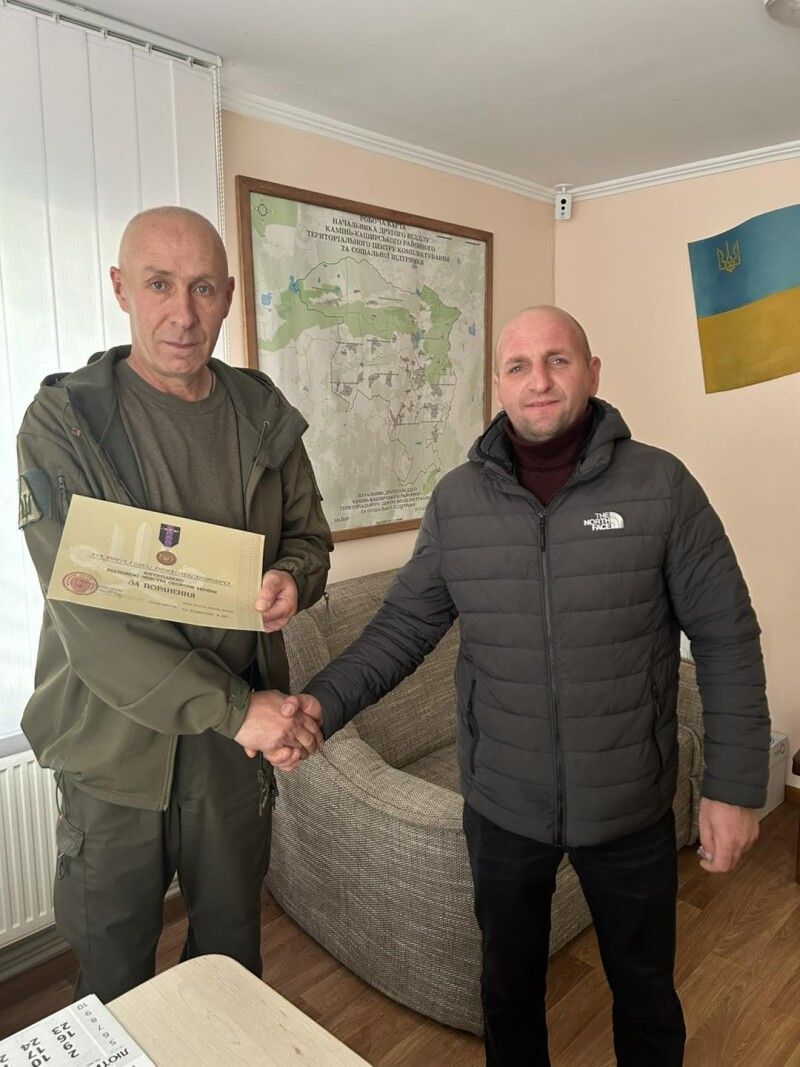 Нині Олександр Лукʼянчук (праворуч) уже звільнений у запас за станом здоров’я. Фото: Другий відділ Камінь-Каширського РТЦК та СП.