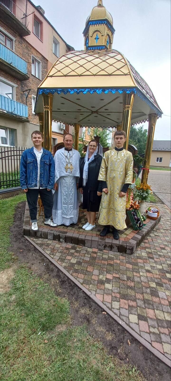 Отець Віталій із дружиною і синами біля каплички храму.